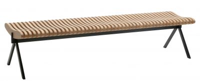 Prelude Bank aus geölter Eiche mit wellenförmiger Sitzfläche und schwarzen Metallbeinen.